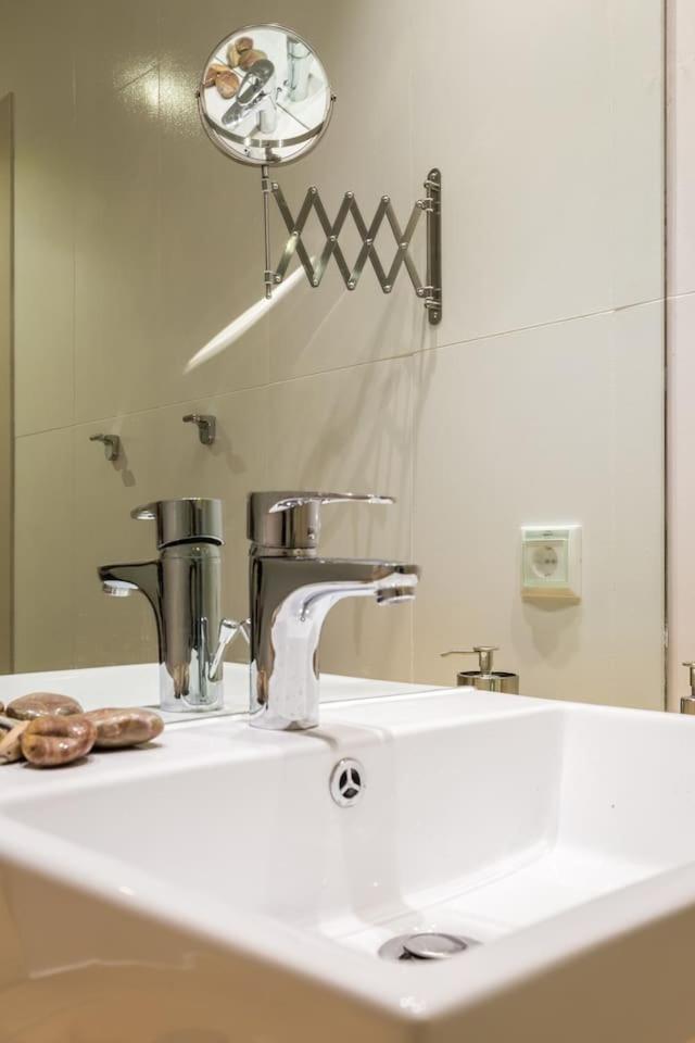 Elegant Apartment W Great Balcony In Vouliagmeni Atene Esterno foto